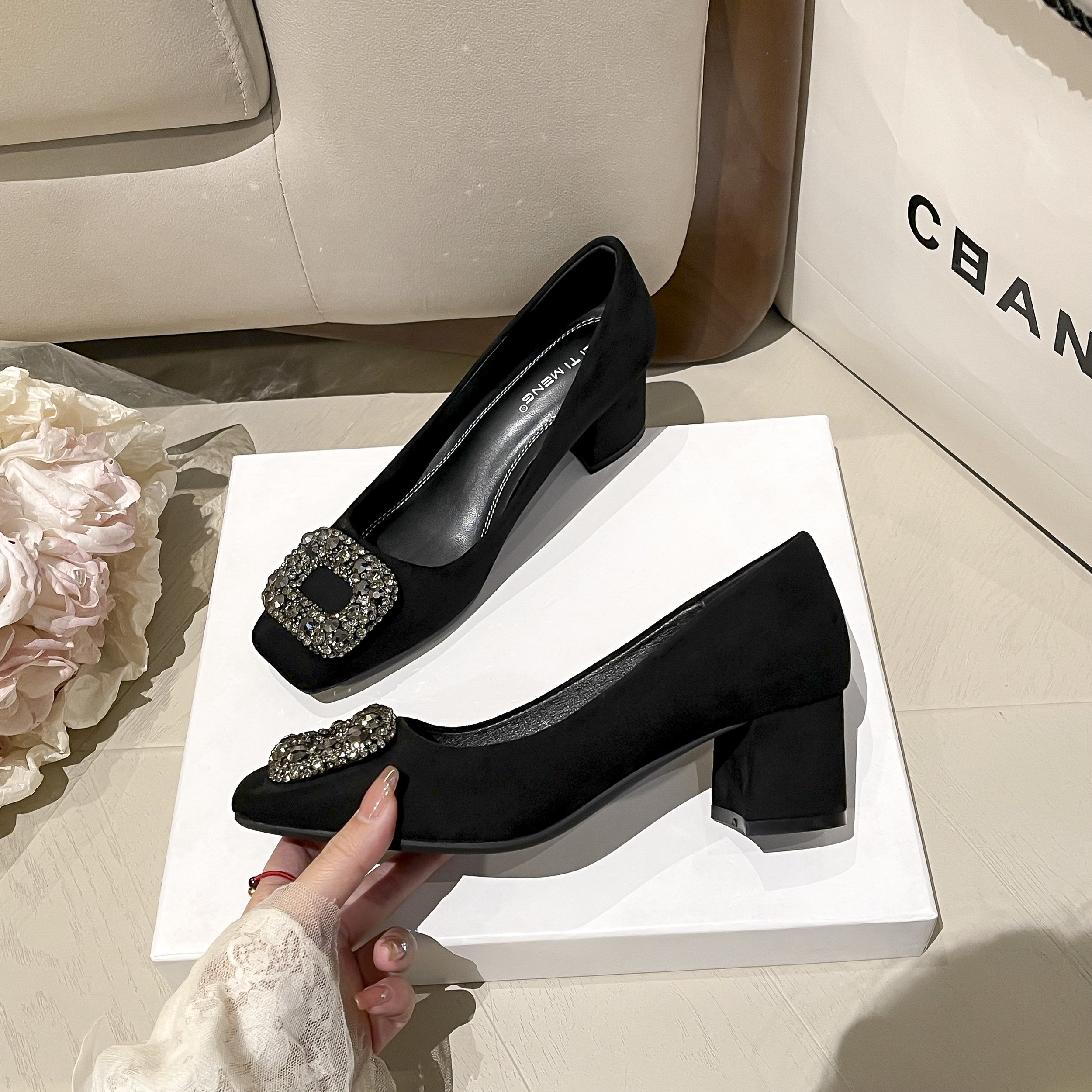 法式气质单鞋女中跟软底浅口工作鞋2025新款黑色水钻粗跟高跟鞋女