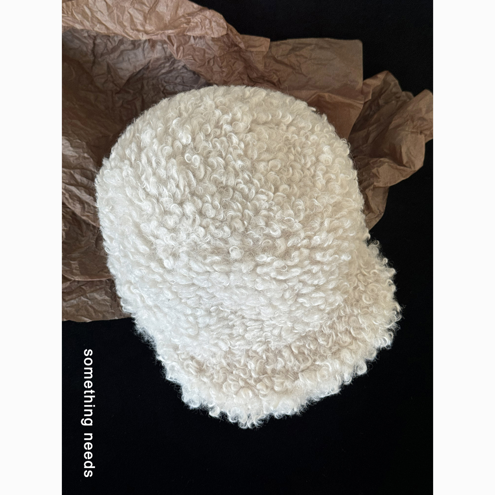 郑佰万冬日软糯羊羔绒鸭舌帽女