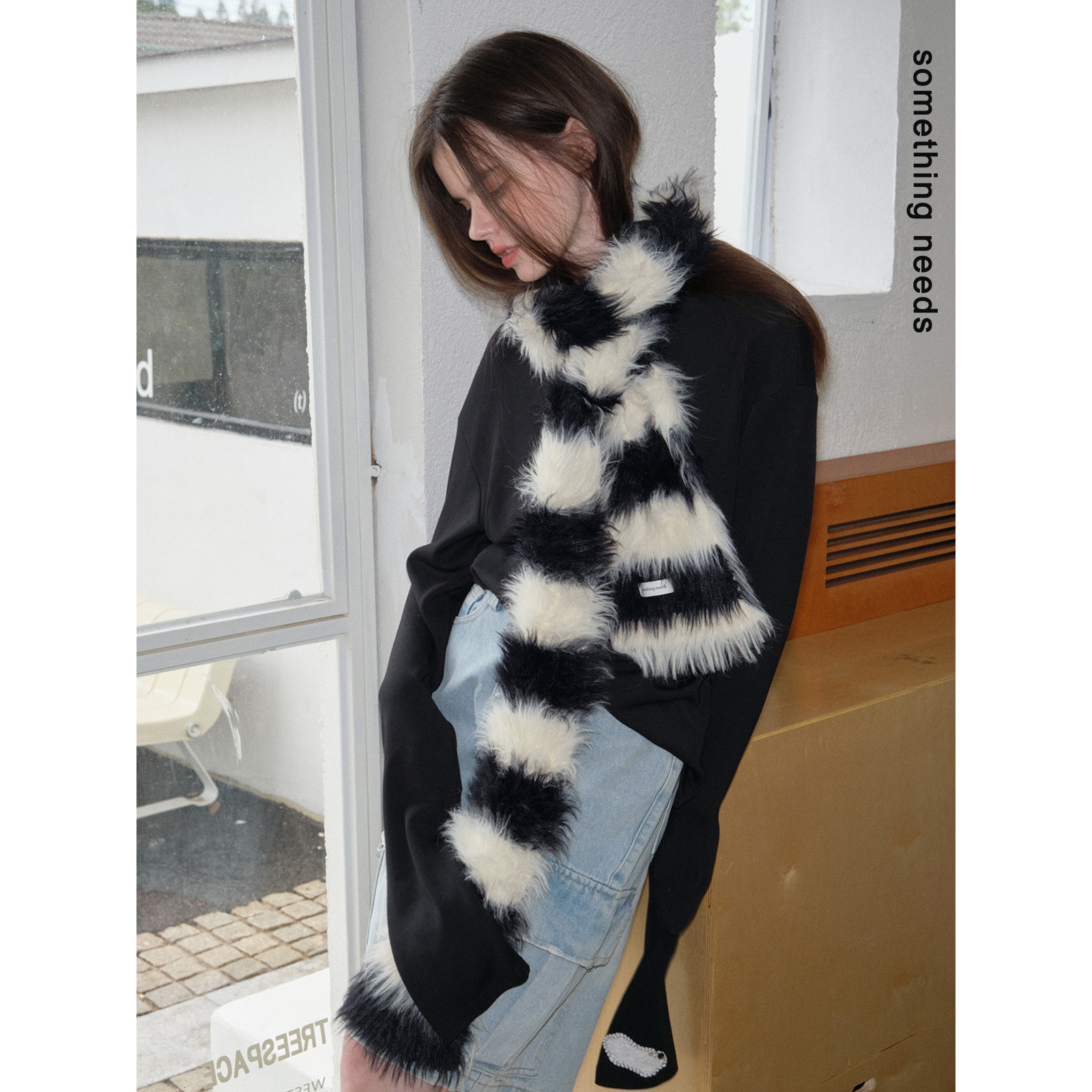 经典重温黑白条纹毛绒围巾