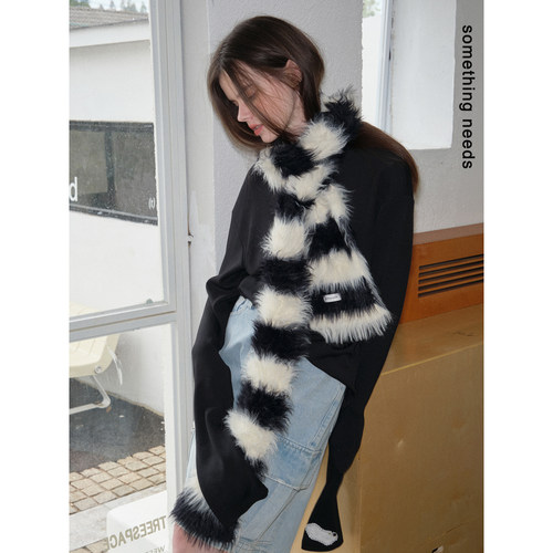 经典重温黑白条纹毛绒围巾