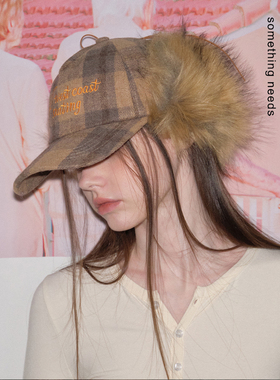 郑佰万 时髦精辣妹格子毛绒护耳棒球帽博主钟爱个性复古鸭舌帽女