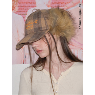 郑佰万 时髦精辣妹格子毛绒护耳棒球帽博主钟爱个性复古鸭舌帽女