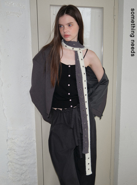 郑佰万 小众设计师绒感气眼孔围脖个性吸睛飘带造型时髦细围巾潮