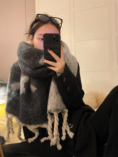 谁不想拥有一条呢~韩版字母马海毛围巾女冬百搭加厚双面围脖披肩