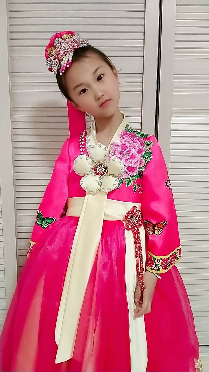 快乐阳光女童金达莱斯密达金色的长鼓韩服朝鲜族礼服唱歌演出服