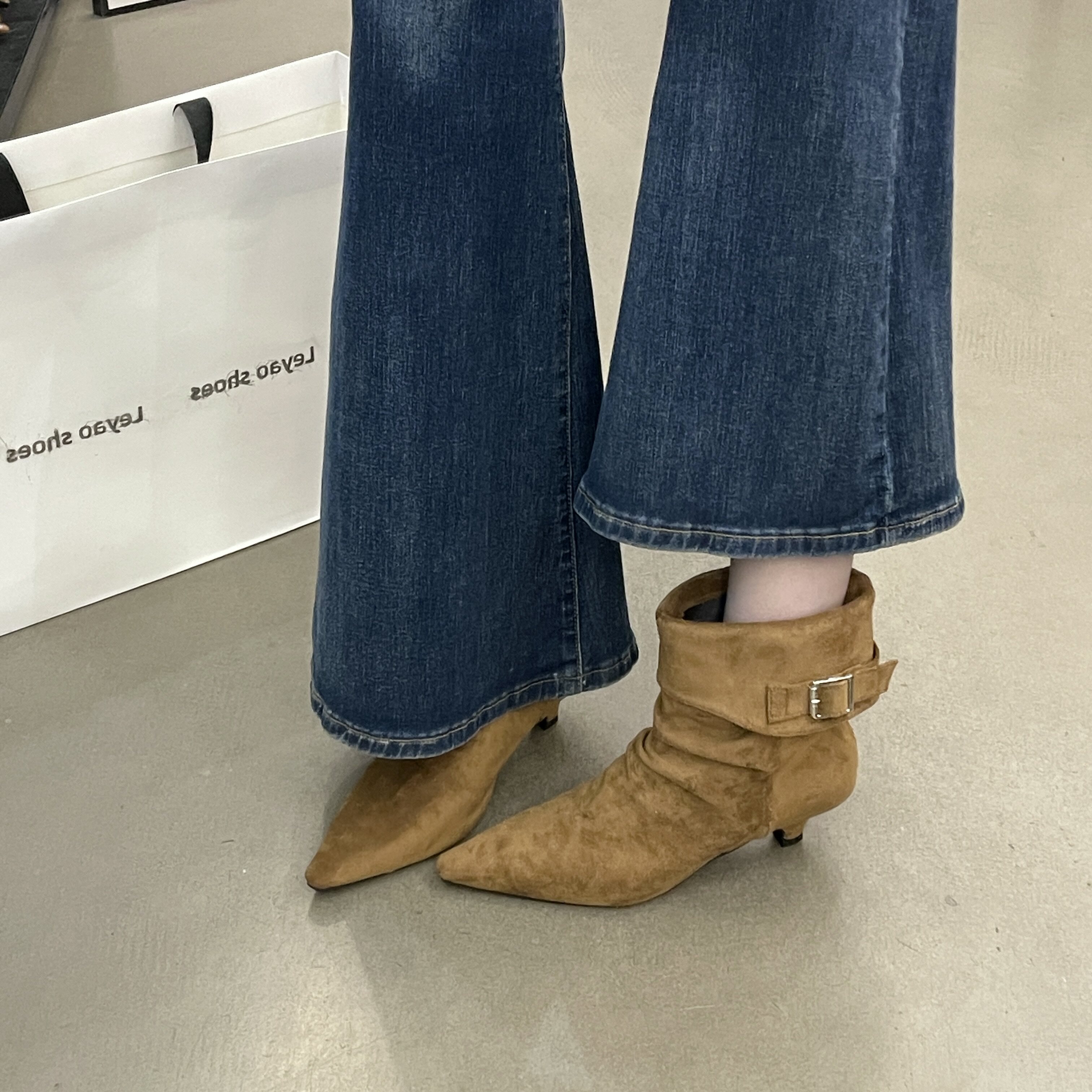 韩版冬季尖头绒面细跟短靴女棕色