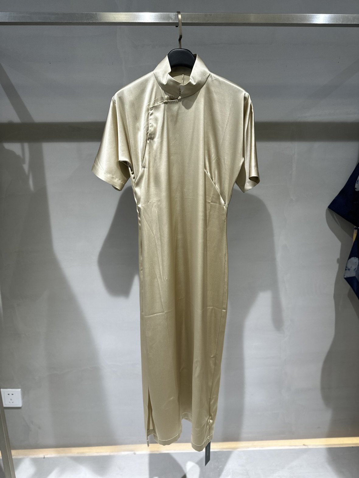 现代感新中式 真丝弹力缎旗袍裙 立领斜门襟侧开叉长裙短袖连衣裙