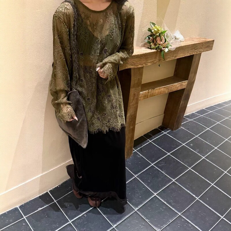 V领蕾丝衫女镂空勾花宽松打底衫