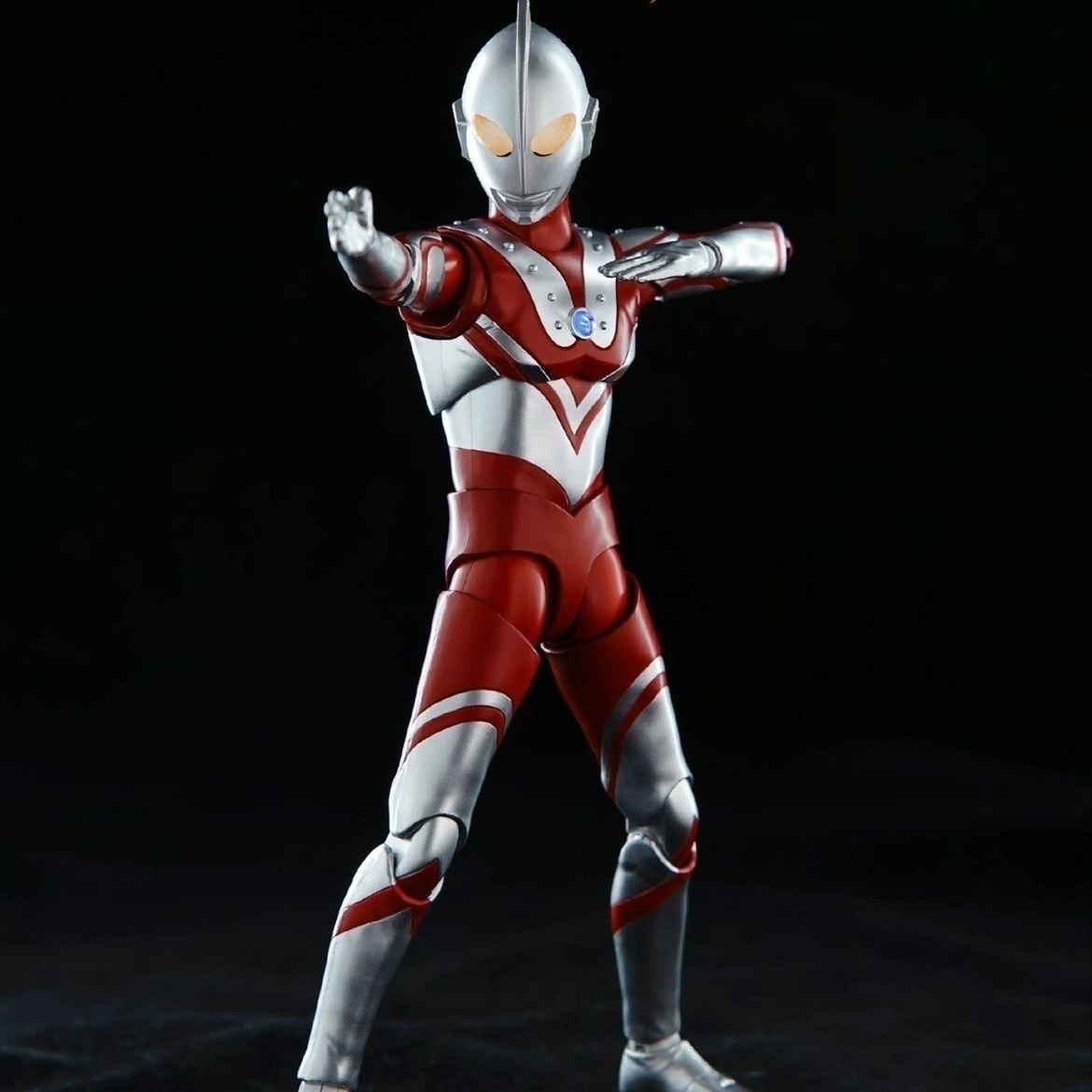 万代 玩具佐菲奥特曼手办可动人偶限量版炎头队长 关节可动 10cm