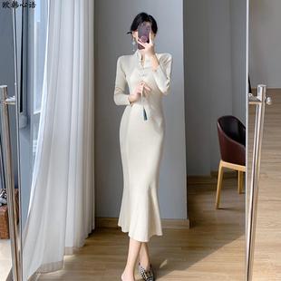 新中式白色旗袍针织连衣裙女秋冬国风大衣内搭修身鱼尾毛衣长裙子