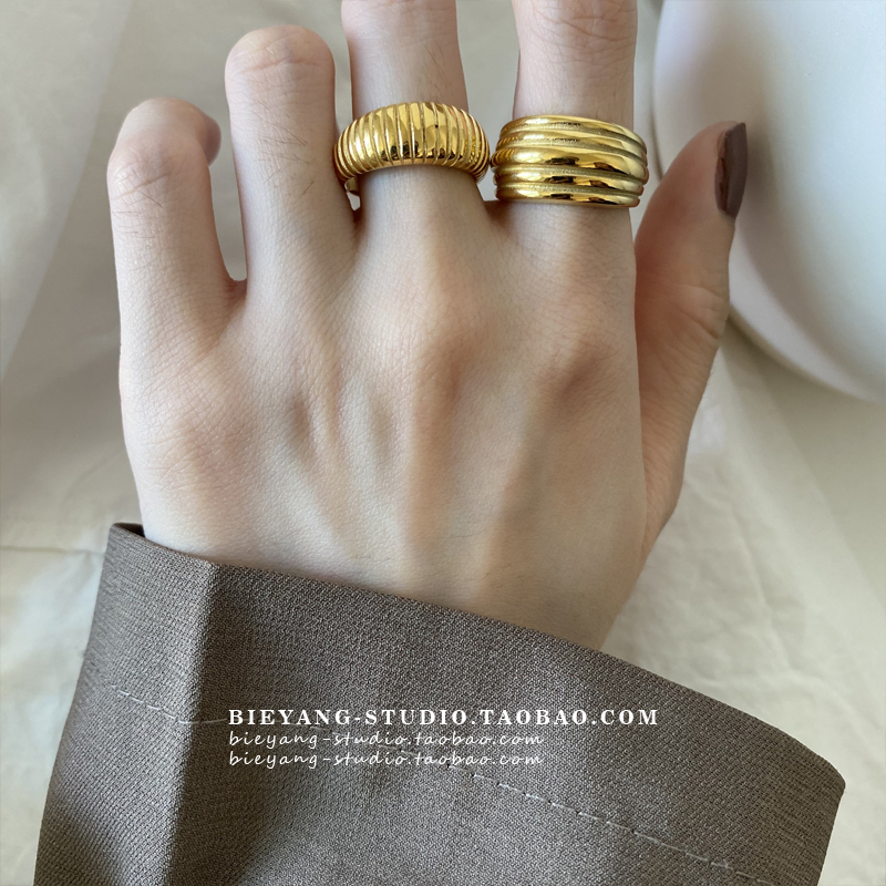 别样风ins竖纹钛钢镀18k潮流女戒