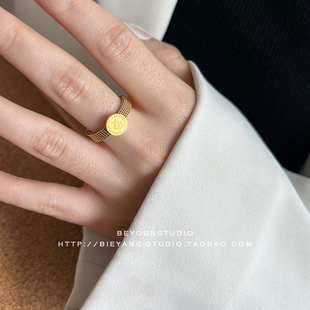 ZUORAN 欧美法式复古圆形女王头像个性金色钛钢潮流戒指女RF125