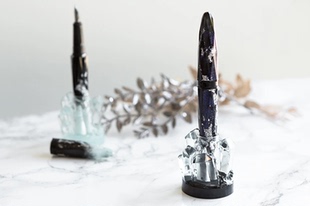 夜光 水晶 笔底座 BENU 笔架 笔阁 贝妞 笔座 俄罗斯 黑骷髅