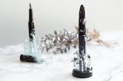 笔架俄罗斯夜光水晶骷髅底座