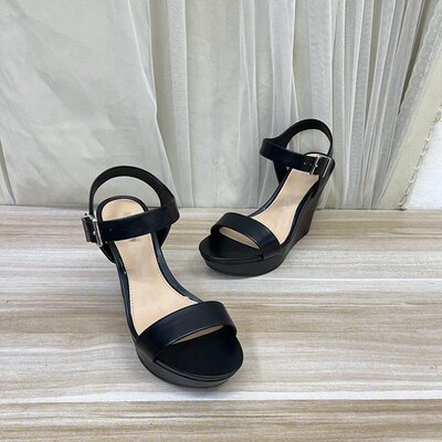 圆头纯色厚底坡跟一字扣时装凉鞋