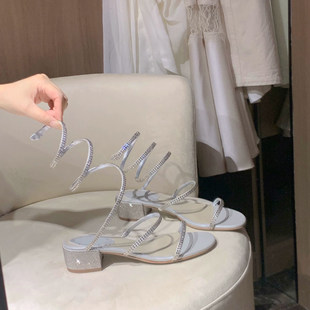 粗跟罗马凉鞋女2026新款水钻蛇形缠绕露趾配裙子外穿中跟真皮凉鞋