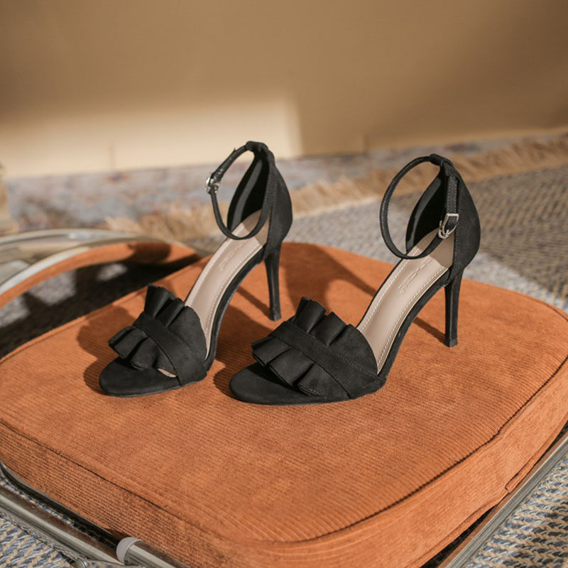 法式高跟凉鞋女2026新款夏季黑色绒面百搭露趾一字带扣细跟高跟鞋