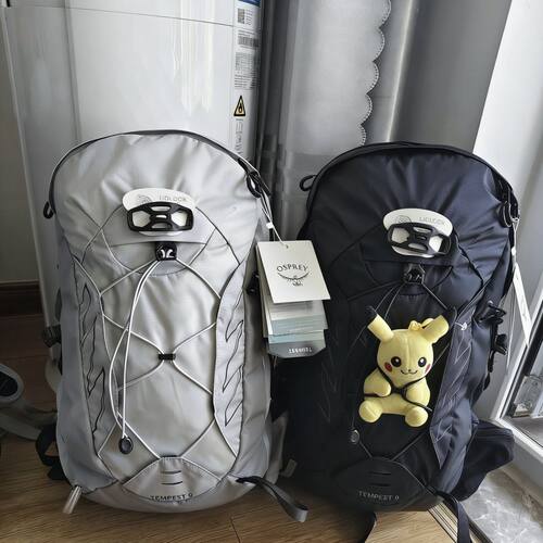 鷹暴风9升男女款户外登山徒步轻量包防水运动多功能双包