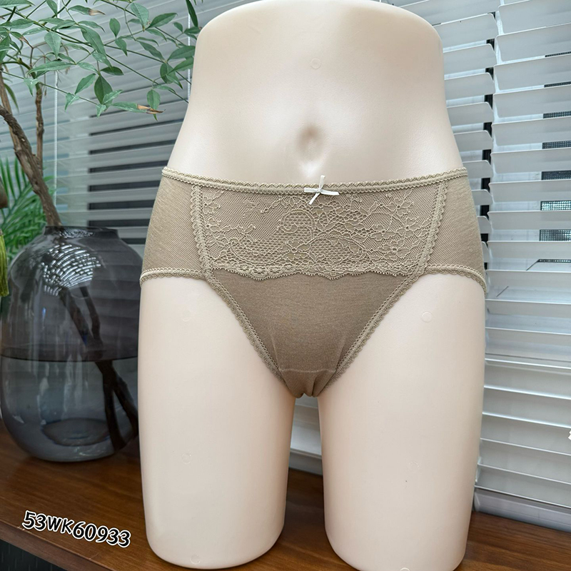 蕾丝蚕丝透气裆内裤中腰三角裤