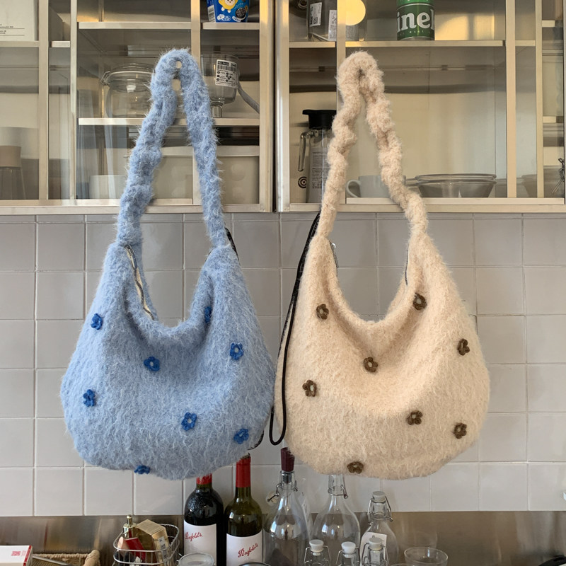 耶语毛绒立体花朵斜挎包女休闲简约大容量单肩包