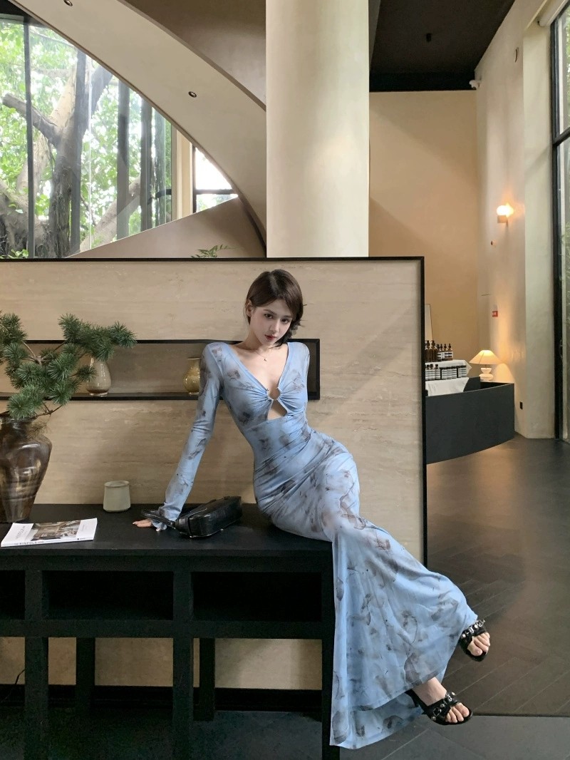 夜场印花长袖连衣裙女装夏季辣妹v领长裙显身材收腰鱼尾裙子