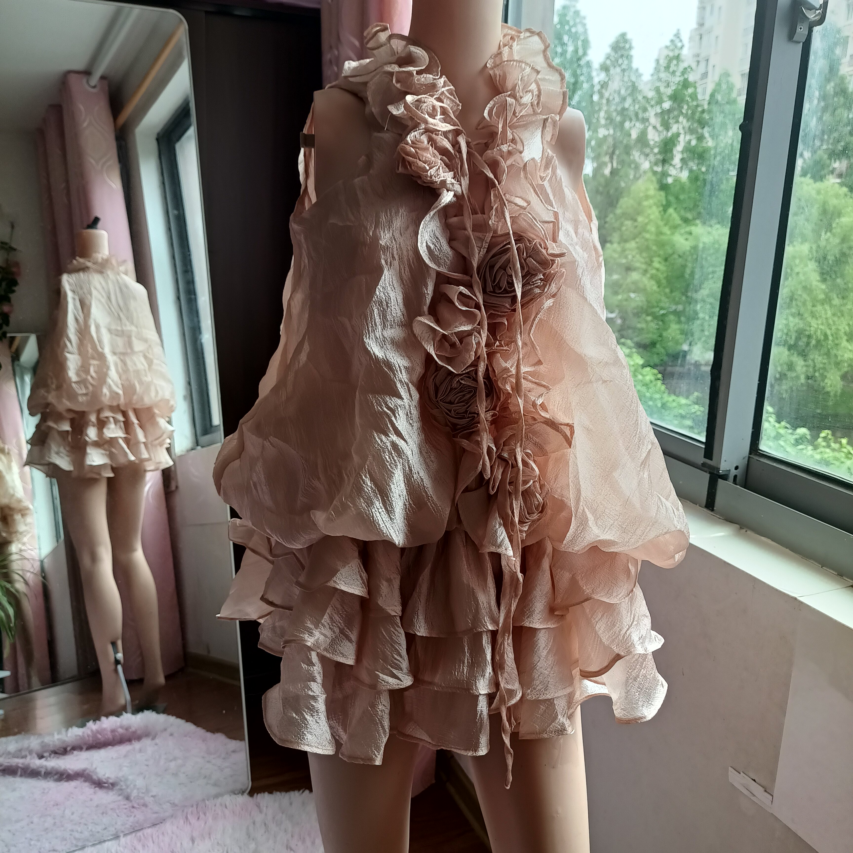 优雅气质挂脖连衣裙女2026年宽松显瘦荷叶边花朵沙滩旅游短裙套装