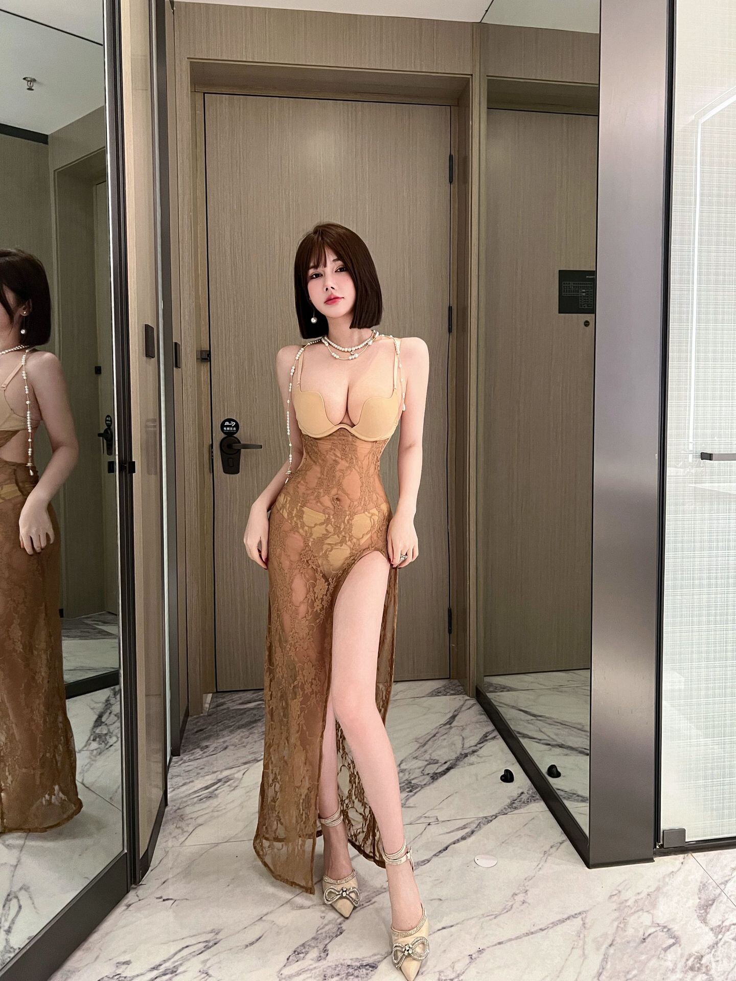夜店吊带连衣裙2026新款纯欲辣妹风修身高级感蕾丝透视露背长裙子