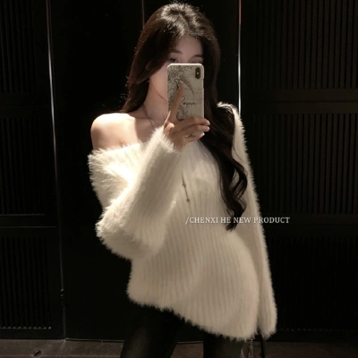 何晨曦 白色仿水貂毛毛衣女春一字肩露锁骨宽松慵懒套头上衣