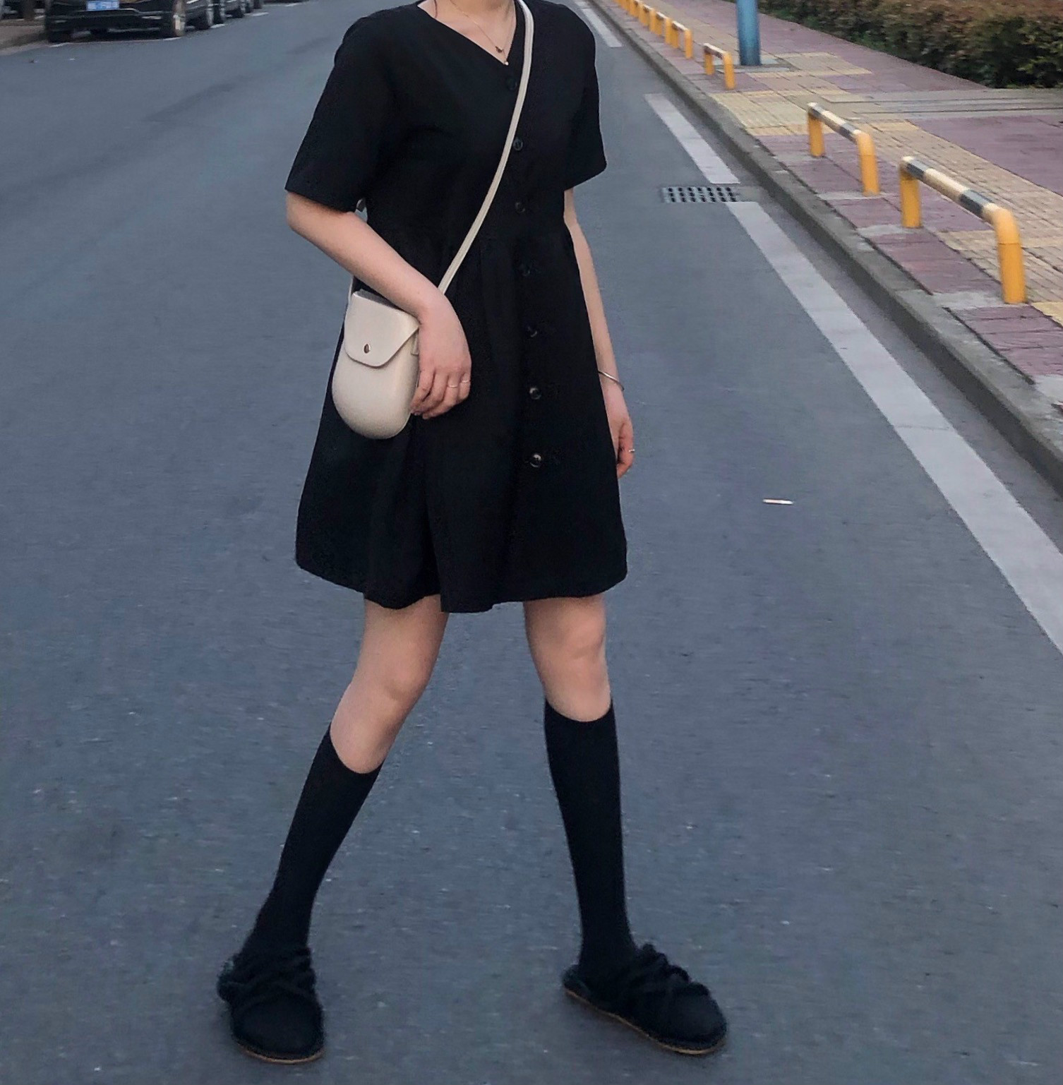 心机小黑裙短裙女夏赫本法式复古高腰黑色chic气质收腰V领连衣裙11月08日最新优惠