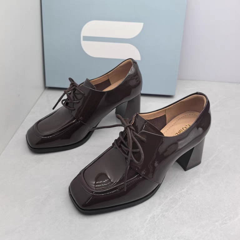 Comely/康莉撤柜断码春秋季漆皮高跟方头系带时尚深口粗跟女单鞋