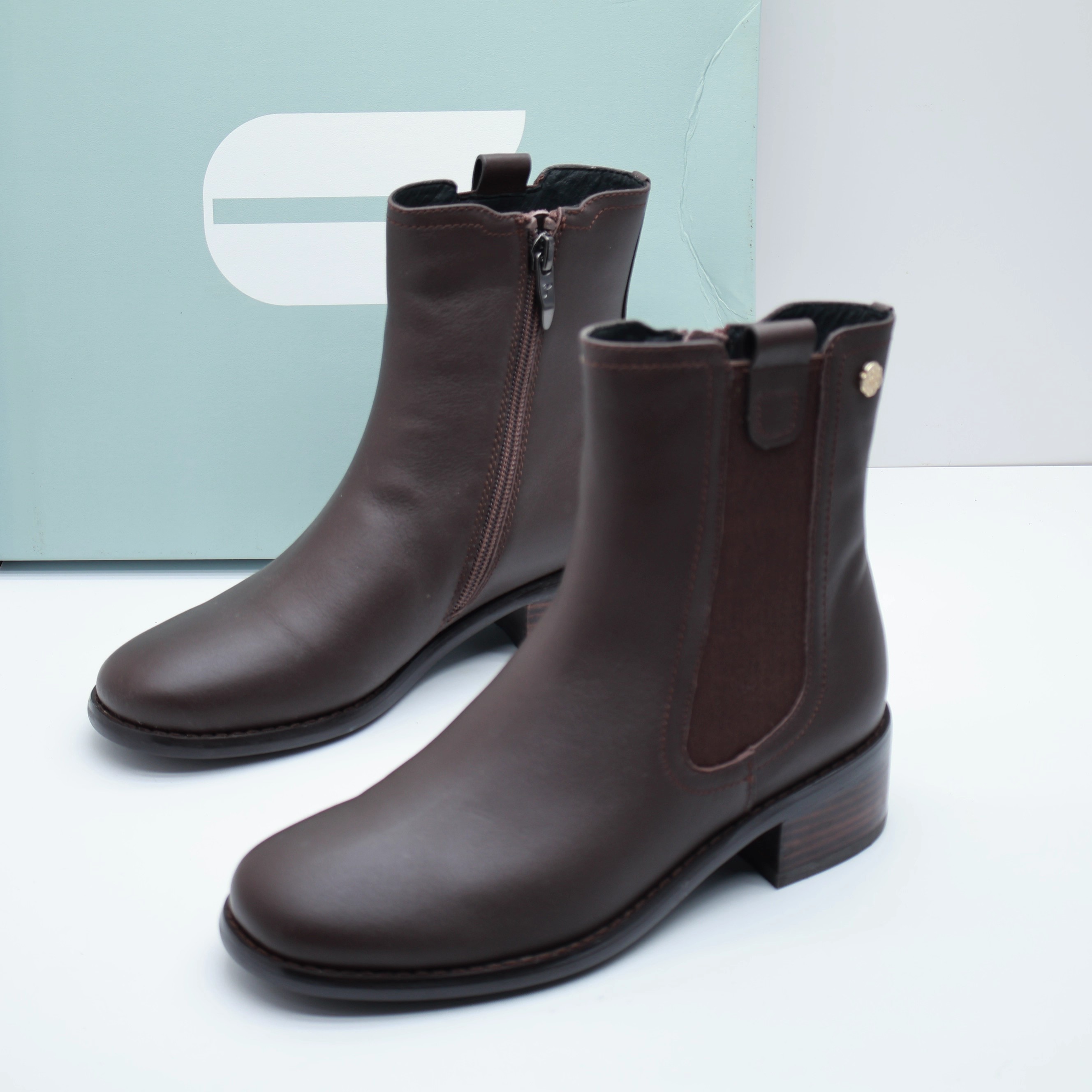 Comely康莉旗下撤柜断码秋季真皮圆头粗跟切尔西靴松紧套筒女短靴