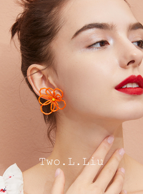 Two.L.Liu 雏菊花朵耳环女2025新款复古气质桔色清新百搭耳针耳夹