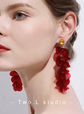 Two.L.Liu 红色耳环女2025新款潮流苏花瓣复古设计感长款耳饰耳夹