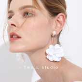 Two.L.Liu 白色山茶花朵耳环女2025新款 潮气质度假超仙耳饰耳夹