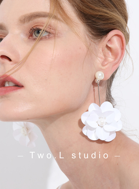 Two.L.Liu 白色山茶花朵耳环女2025新款潮气质度假超仙耳饰耳夹