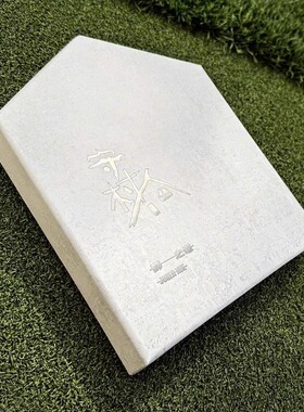 正版 薛之谦专辑 守村人 CD唱片+歌词本+拼图+月历卡+徽章别针