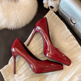 2025秋冬新款性感细跟高跟鞋女尖头防水台年会配裙子酒红色单鞋