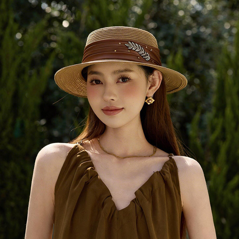 法式女帽2026新款夏季复古英伦风平檐草帽优雅赫本风草编平顶礼帽