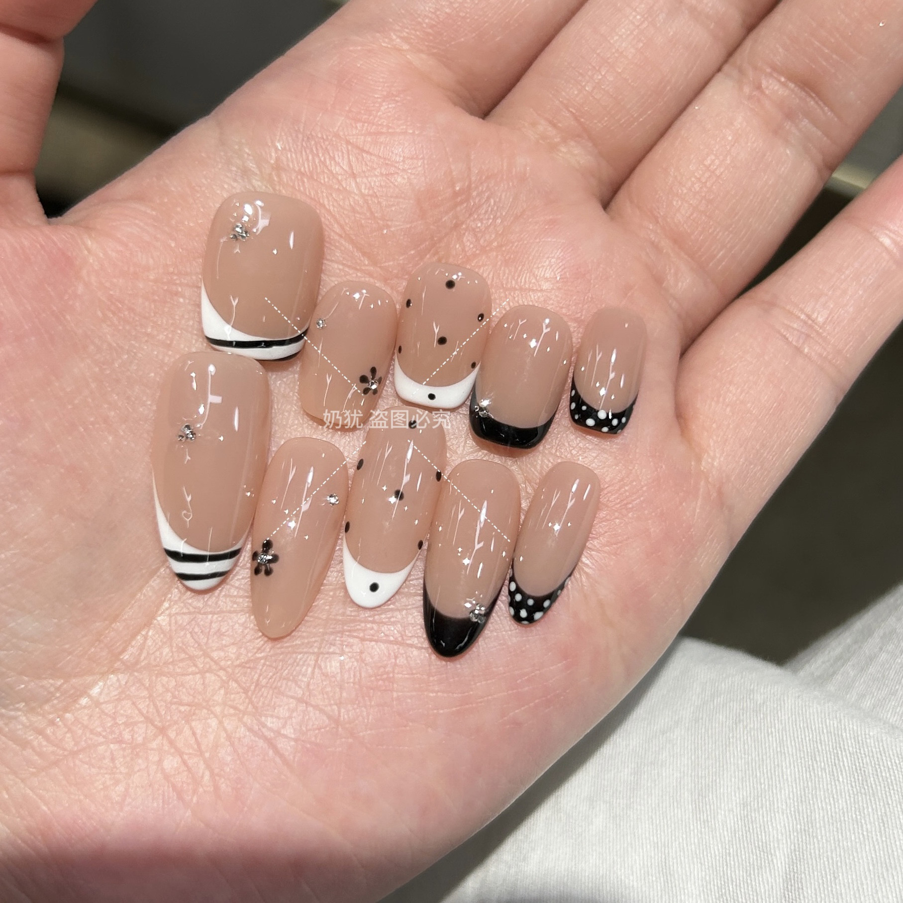 墨白序章法式波点显白穿戴甲