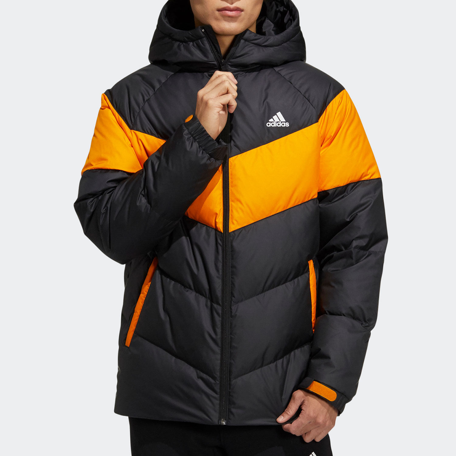 Adidas/阿迪达斯正品秋季男子保暖休闲短款轻薄连帽羽绒服 H20786