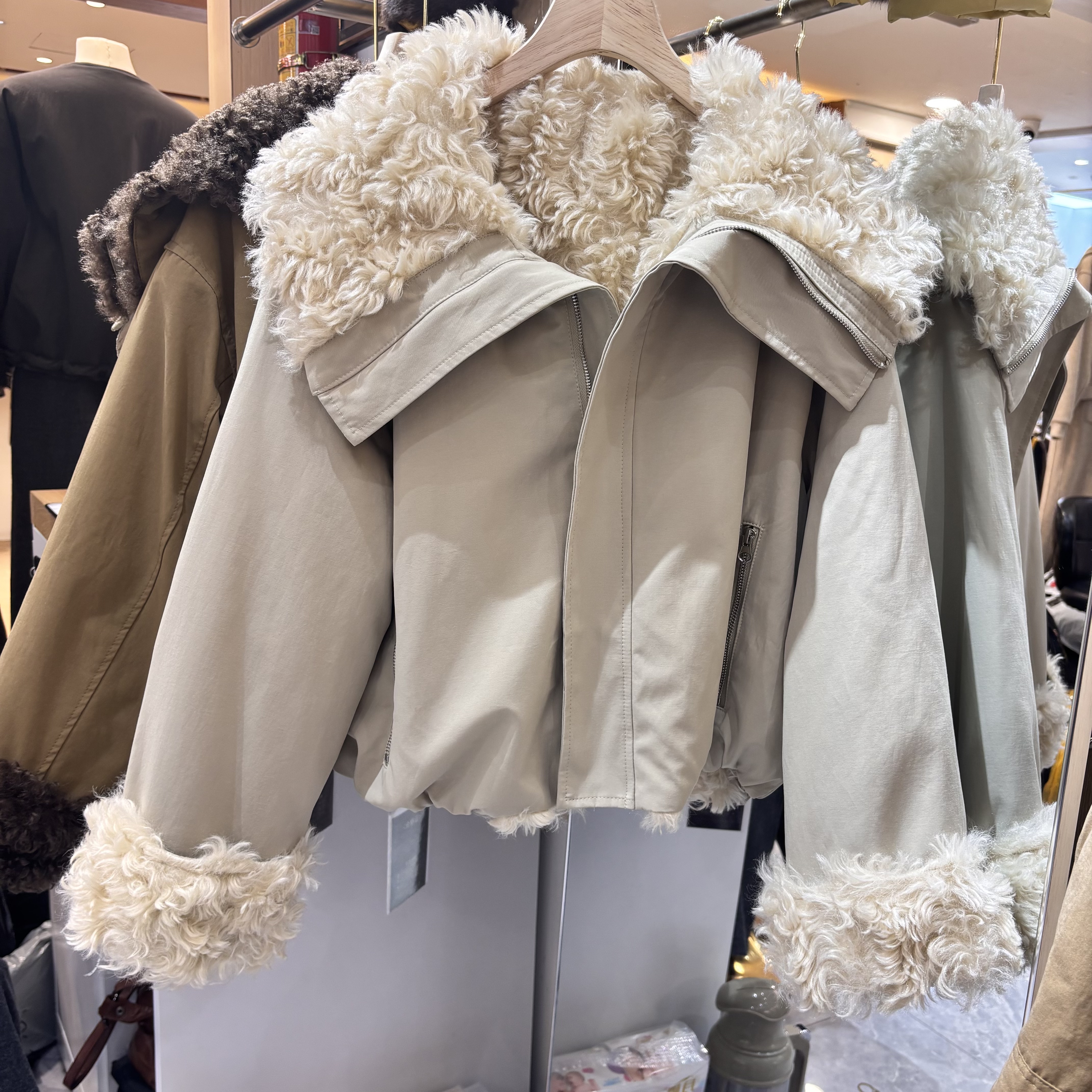 欧韩高级感大翻领派克服女2025冬新款羊羔毛两面穿棉服棉衣短外套