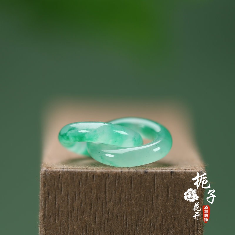 天然独龙玉浅绿飘花玉环环相扣图片