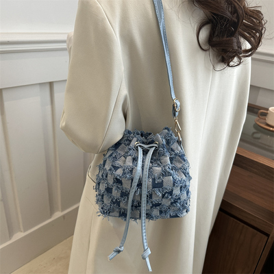 小众设计包包女2025新款潮牛仔帆布包潮流高级感大容量水桶斜挎包