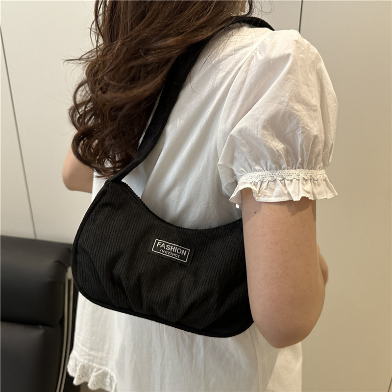 高级感小众包包女2025新款夏天百搭法式手提白色单肩包法棍腋下包