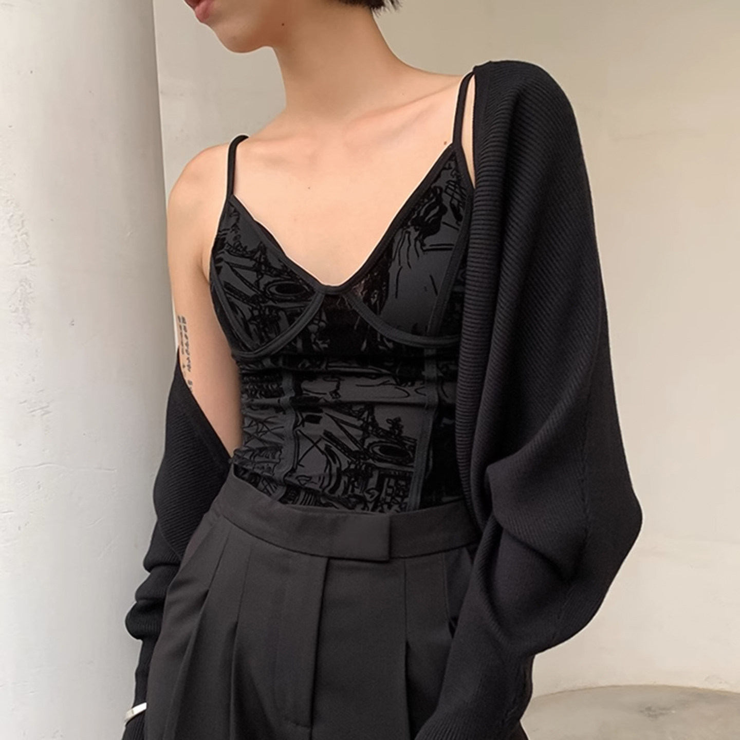 2025秋冬黑色蕾丝吊带背心女新款西装内搭打底法式鱼骨带胸垫上衣