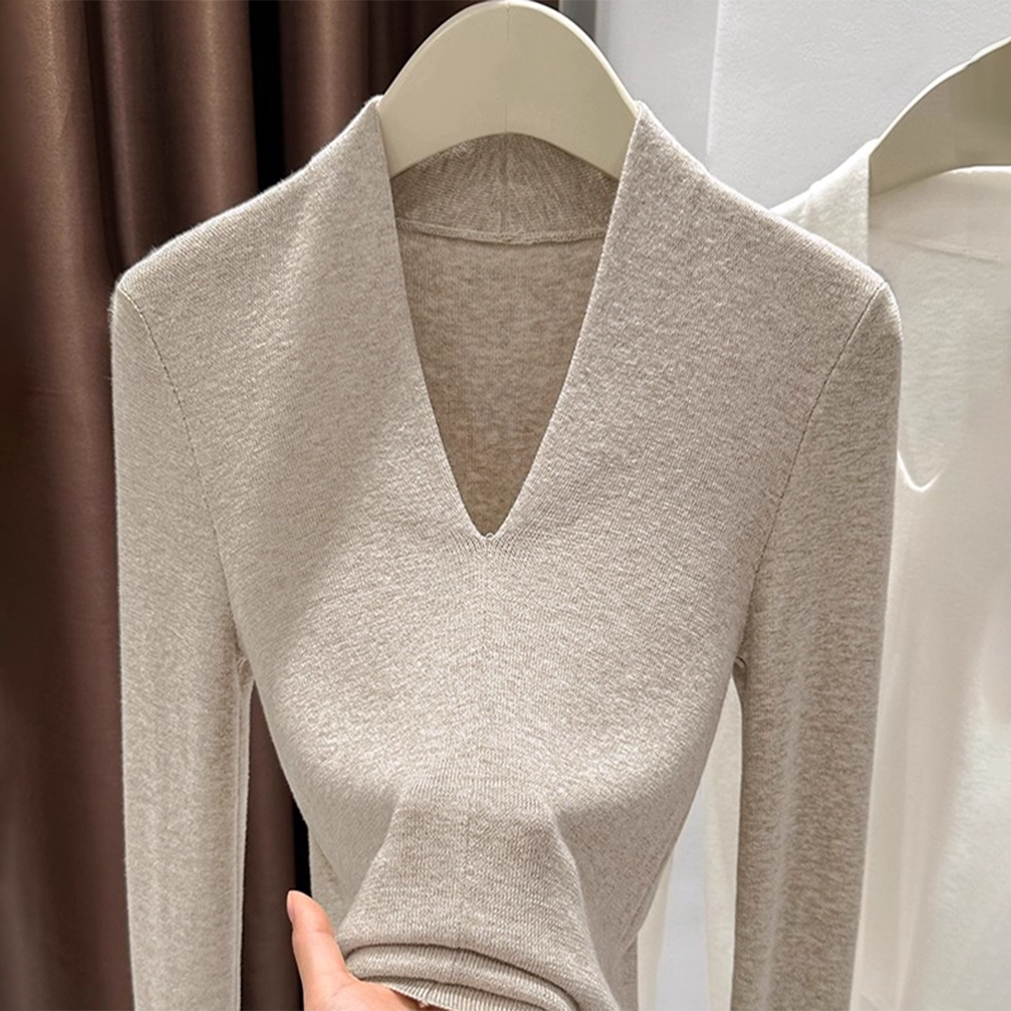 燕麦色V领针织打底衫
