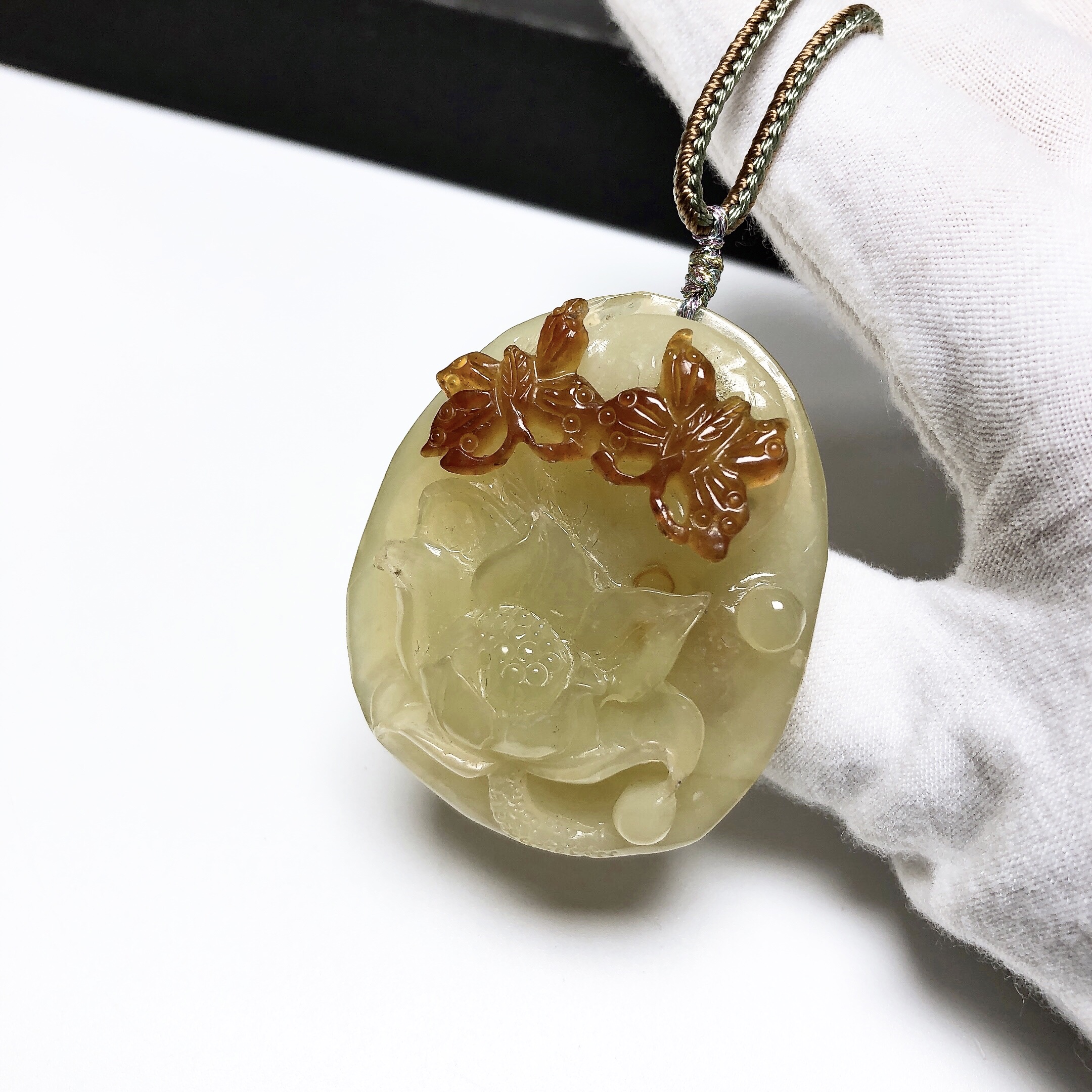 D712# 天然岫玉精工雕俏糖蝶恋花吊坠49.8*39.5*18mm