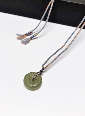 D590# 天然和田玉精工雕刻平安扣吊坠锁骨链15*5mm 重3.39克