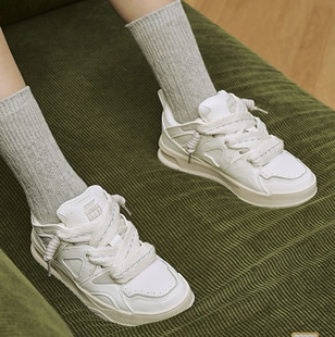 特步女款板鞋面包板鞋运动街头板鞋春秋季新款革面女鞋时尚休闲鞋