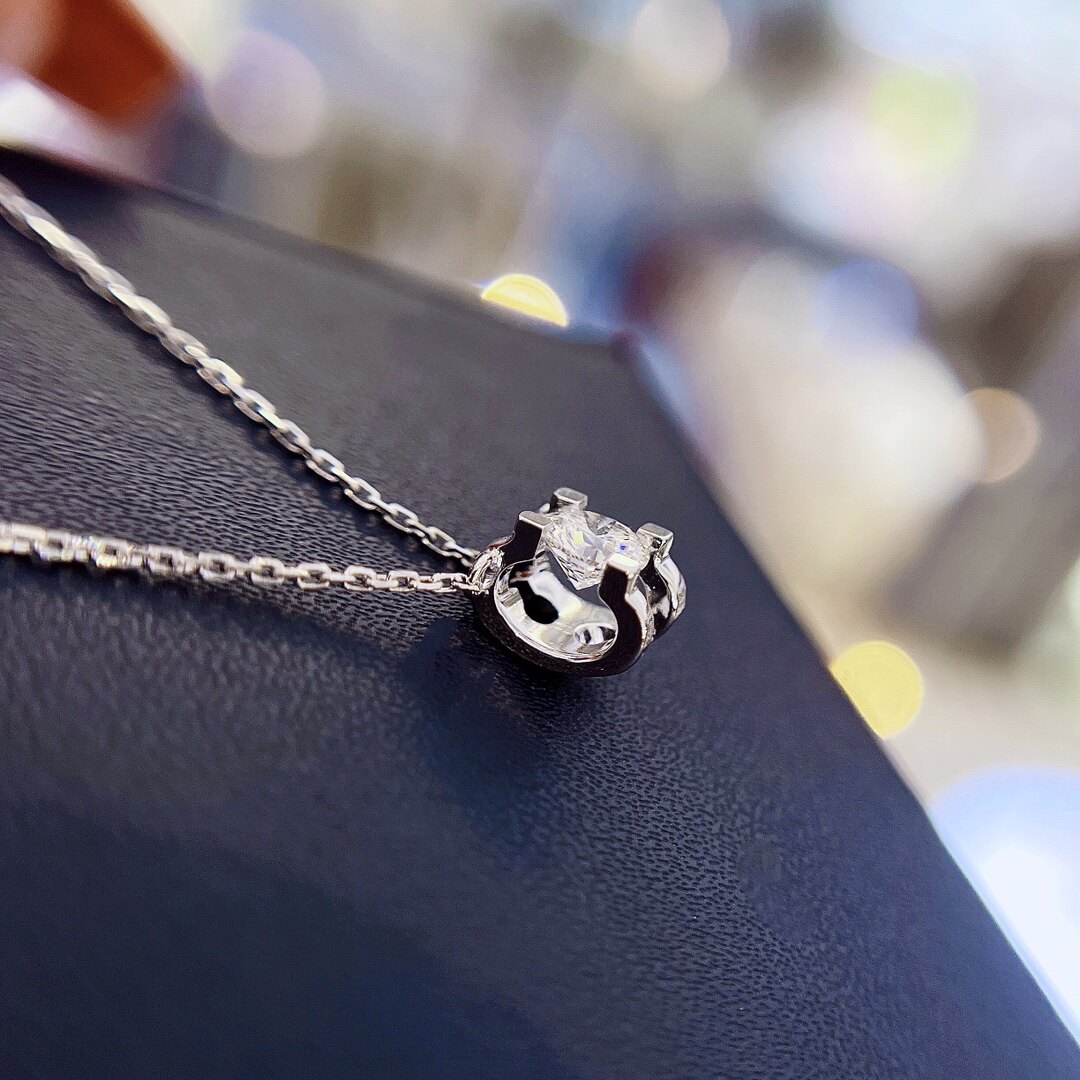 福大生 18K金牛头款钻石项链 经典显钻时尚圆形四爪钻石吊坠